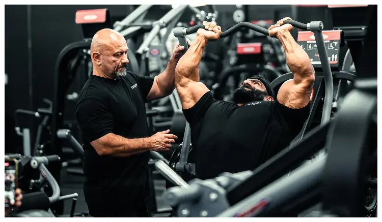 Entrenamiento FST-7 y trabajo de hipertrofia con enfoque en bombeo y series finales en OpenGym.es.